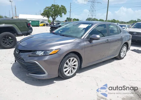 2021 Toyota Camry Le z USA, uszkodzony, nr VIN 4T1C11AK0MU605906